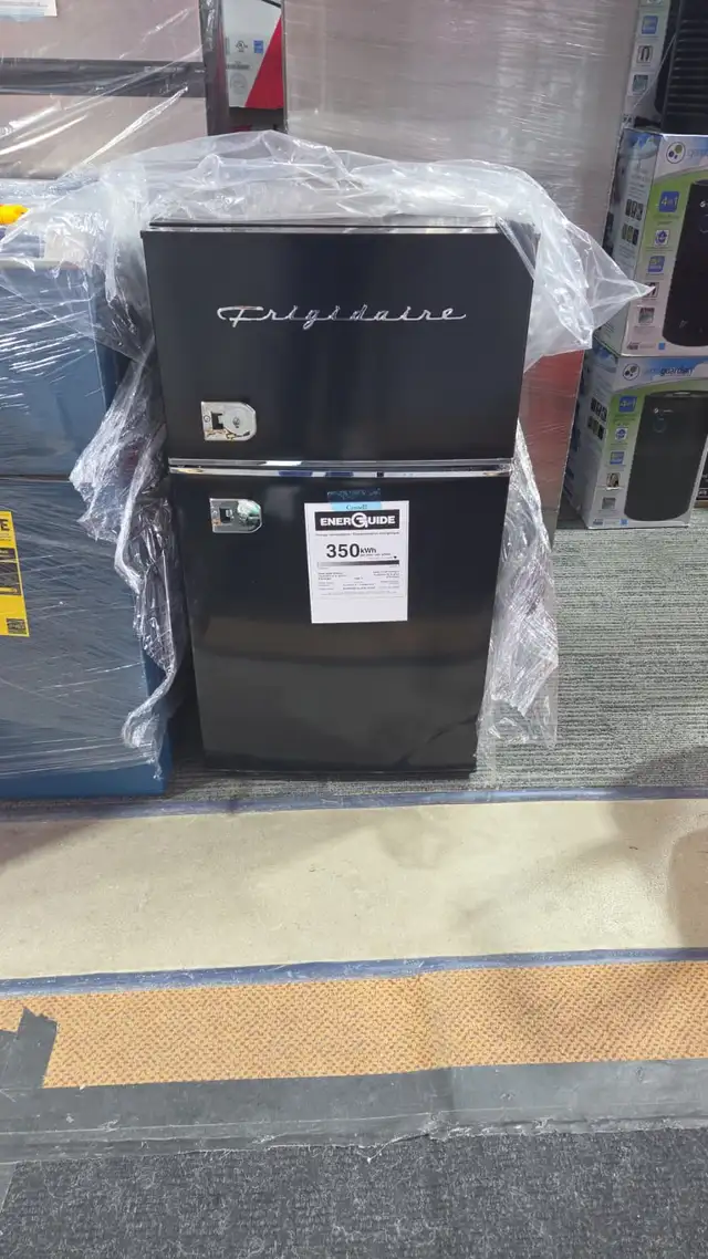 Frigidaire 3.1 Cu. Ft. Retro Refrigerator in Refrigerators in City of Toronto - Image 2