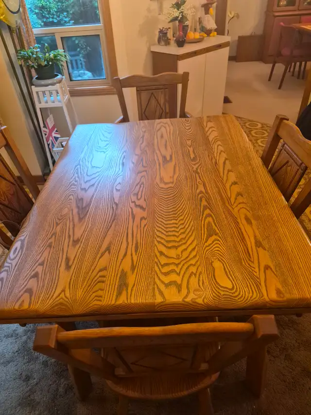 RUSTIC SOLID OAK TABLE W/ 4 CHAIRS in Dining Tables & Sets in Oakville / Halton Region - Image 4