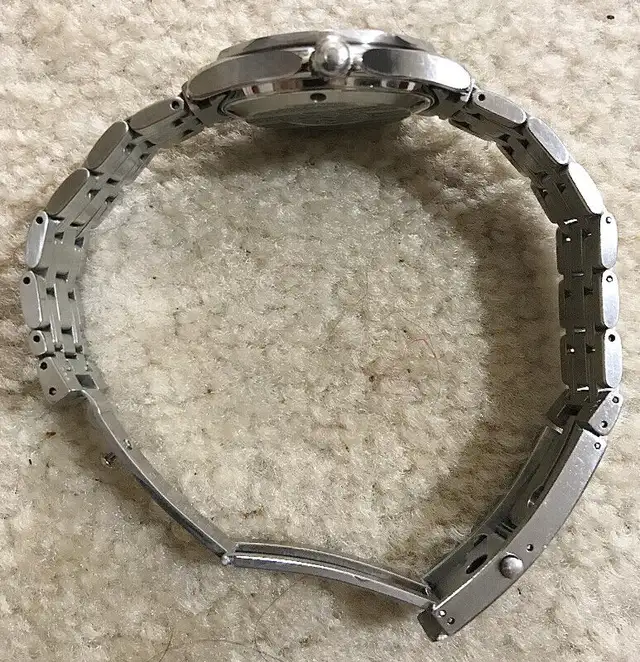 OMEGA SEAMASTER DIVER 300M QUARTZ 36.25MM - James Bond 007 Watch in Jewellery & Watches in City of Montréal - Image 6