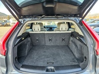 Experience driving sophistication with this 2021 Cadillac XT4 AWD Luxury, presented in a stunning Gr... (image 3)