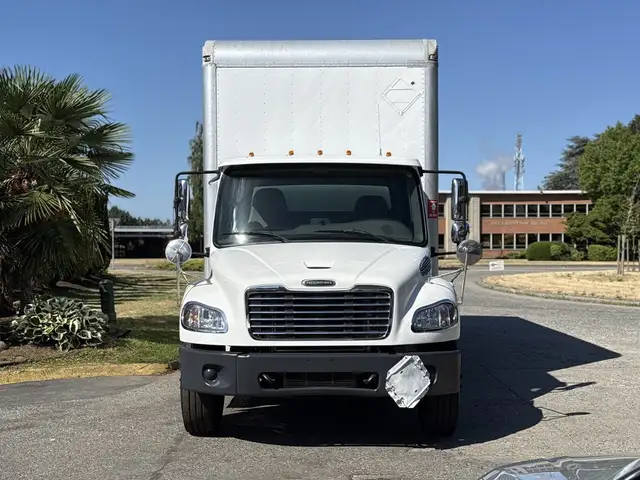 2015 Freightliner M2 106 24 Foot Hydraulic Brake Cube Van with P in Heavy Trucks in City of Toronto - Image 4