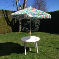 Picnic Table 39 1/2 round with Large umbrella in Very good cond