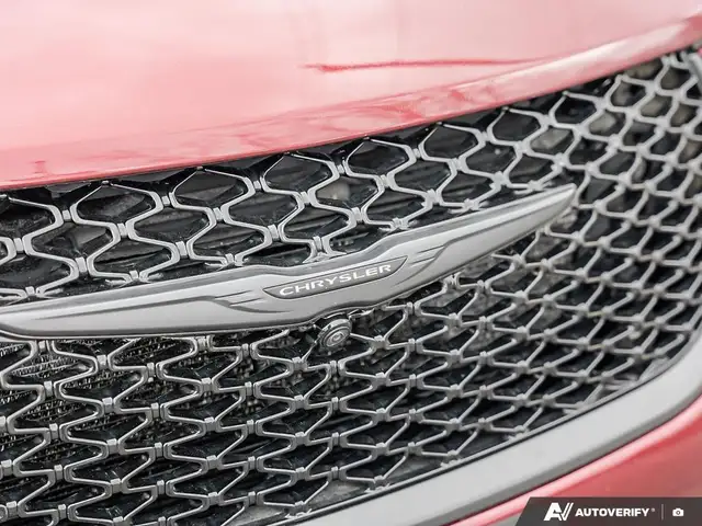 2022 Chrysler Passenger Vans Pacifica Hybrid Limited in Cars & Trucks in Windsor Region - Image 10