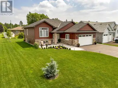 Why pay new-build prices and wait when you could step right into this gorgeous, custom FICMAR home i...