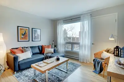 Grand 5 et demi climatisé avec thermopompe dans un immeuble rénové dans un quartier résidentiel tran...