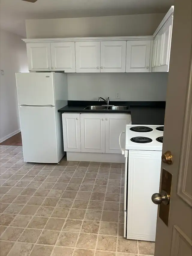 2 Bedroom , Uptown & Close to Amenties