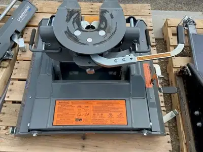 Fifth Wheel Trailer Hitch; Companion ™; Use With Chevy/ GMC Puck System; 20000 Pound Weight Carrying...