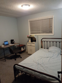 9min bus to UBCO (2min walk to bus stop) - PRIVATE ROOM