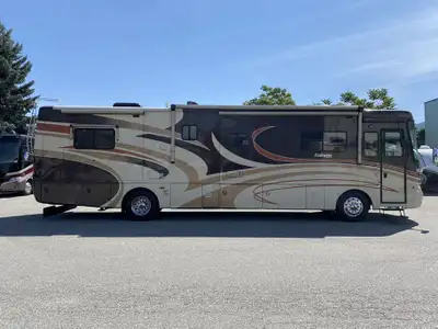This diesel pusher is built for comfort, power, and reliability. Featuring four slide-outs, a spacio...