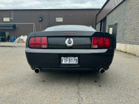 Mustang GT en condition impeccable, 86 000 km, intérieur en cuir rouge, transmission manuelle 5 vite... (image 9)