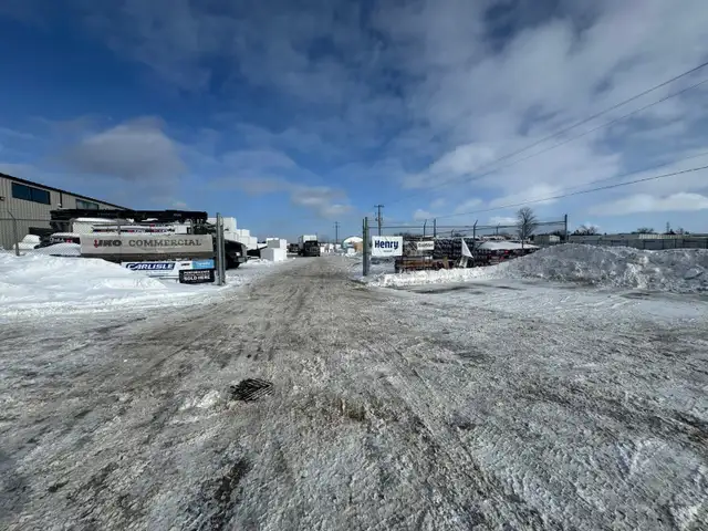 Snow Removal Service- Commercial/Residential/Industrial Plowing in Snow Removal & Property Maintenance in London - Image 10