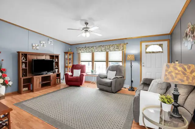 ONE LEVEL LIVING BUNGALOW - 3 BED, 2 BATH in Houses for Sale in Hamilton - Image 6