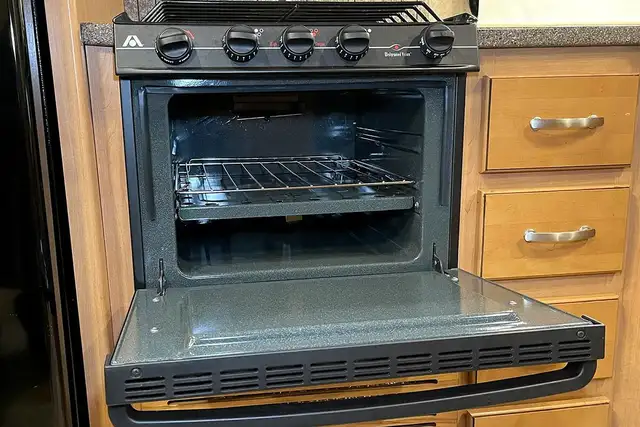 2015 Thor Chateau 33SW - Pre-Owned Super C Motorhome.  in RVs & Motorhomes in Red Deer - Image 31