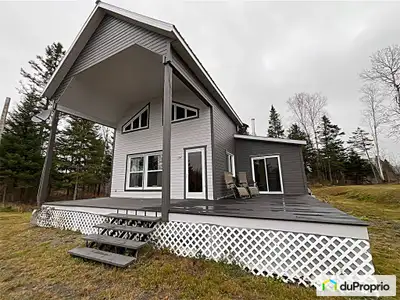 Beau chalet agrandi et rénové situé au bout du rang Turcotte le long de la rivière Madawaska. Vous r...