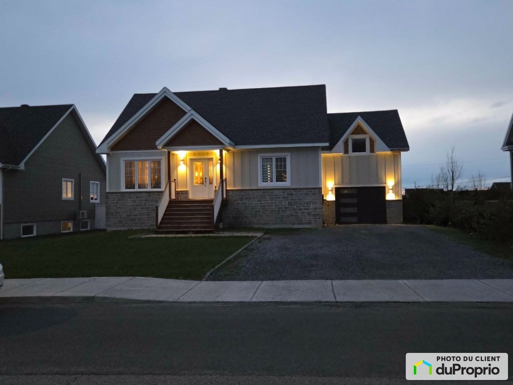 $599,999 - Bungalow for sale in Riviere-Du-Loup — photo 1