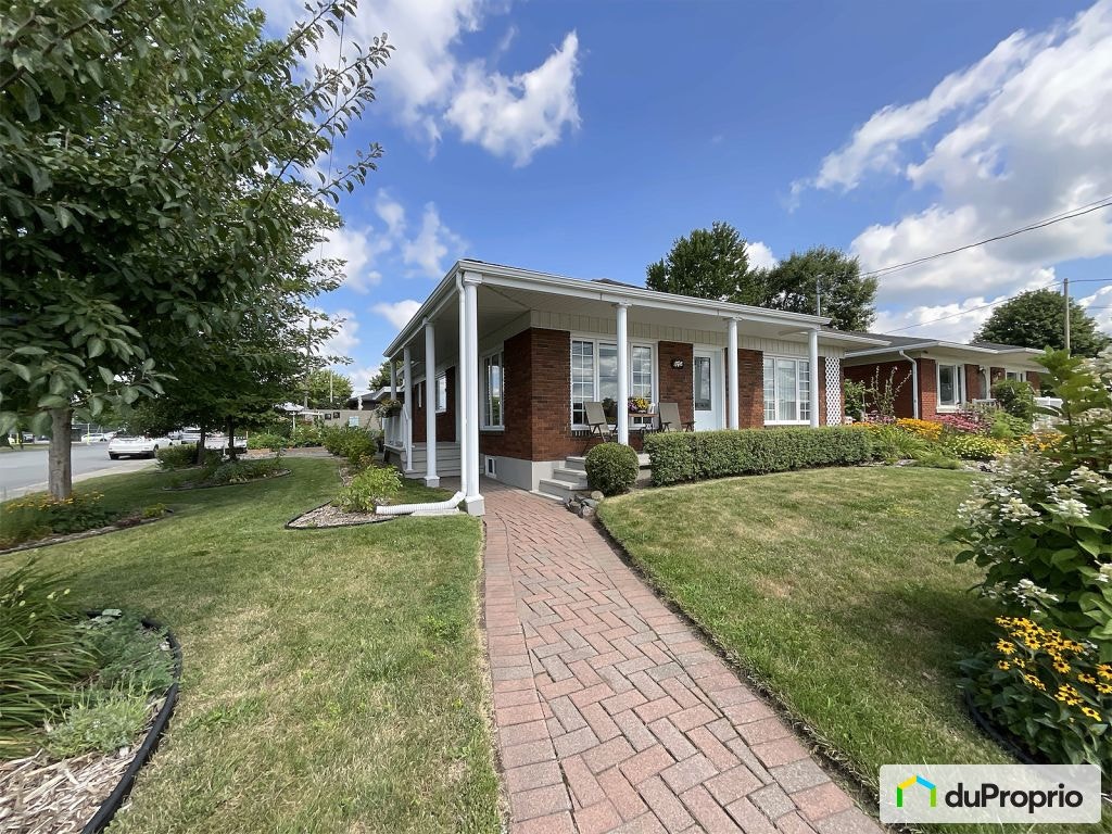 $475,000 - Bungalow for sale in Granby — photo 1