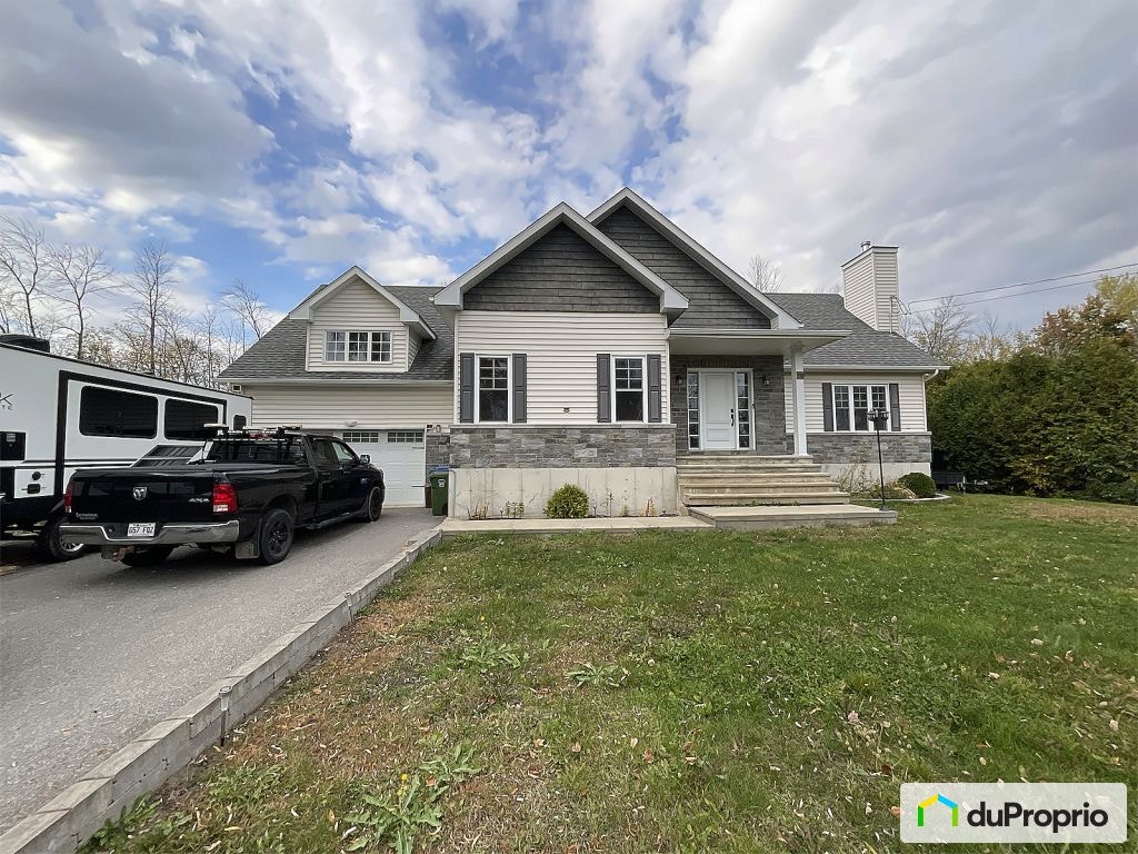 $949,500 - Bungalow for sale in Hudson — photo 1