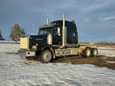 2006 Western Star 4900 6x4 Sleeper Truck Tractor Comes with a Caterpillar C15 ACERT diesel engine, 6...