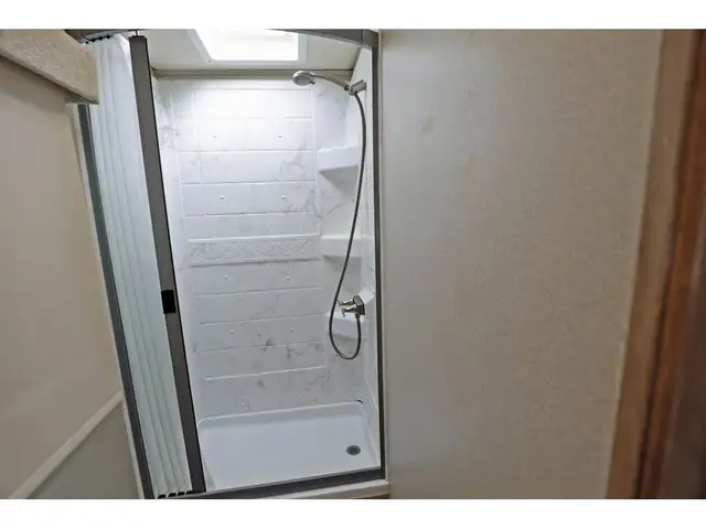 2020 Entegra Coach Qwest 24L 1 extension mercedes turbo diesel S in RVs & Motorhomes in Laval / North Shore - Image 24