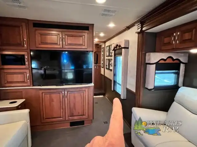 2013 Fleetwood RV Discovery 40X Diesel 057,684 Miles in RVs & Motorhomes in Moncton - Image 34
