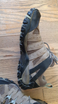 Women Merrell hiking shoe used only a few times Retails for $150