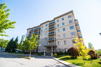 Magnifique condo de 2 belles grandes chambres à coucher. Non chauffé & non éclairé. Près de nombreux...
