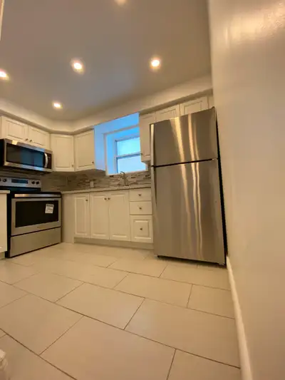 Beautiful 1 Bedroom- Available October 1st! YouTube: https://youtu.be/0ciCI1XR-2c - Large bright win...