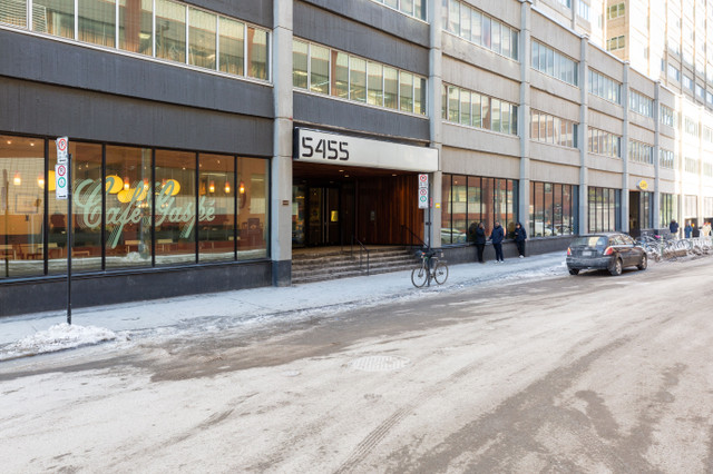 Find a dedicated desk and get down to business in Spaces Mile dans Espaces commerciaux et bureaux à louer  à Ville de Montréal - Image 3