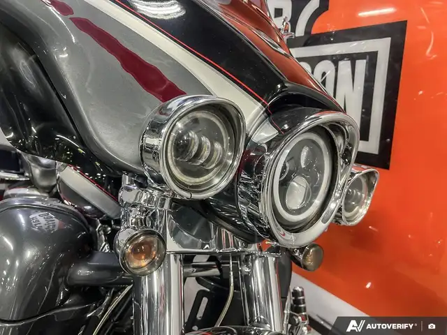 2006 Harley-Davidson FLHTCUSE CVO ULTRA CLASSIC in Sport Touring in Calgary - Image 19