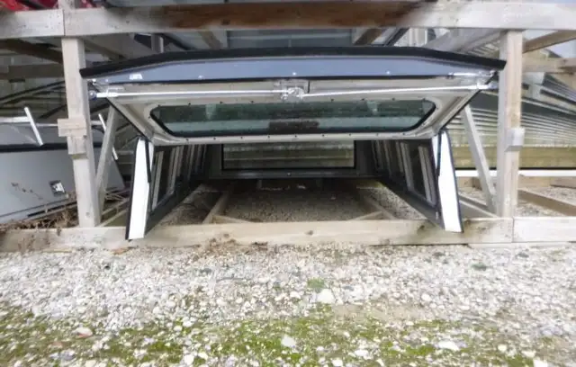 2015 - 2020 Ford F150 6'6 White ARE Contractor Truck Cap in Other Parts & Accessories in Kitchener / Waterloo - Image 4