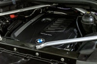 Francais: * Attelage de remorque * Longerons de toit noir très lustrées * Garniture de fenêtre noir... (image 8)