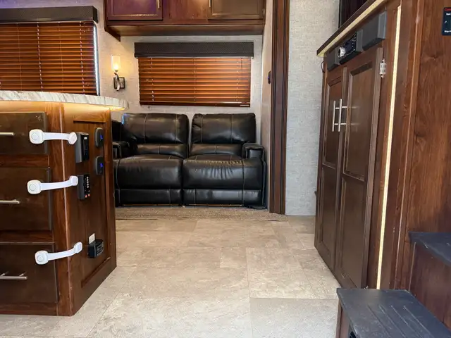 2019 Forest River VENGEANCE 377 V in Travel Trailers & Campers in St. Albert - Image 9