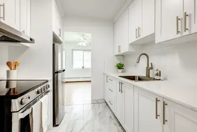 - 6 floors, all in concrete, well soundproofed - Walking distance to Montpellier REM station - Inter...