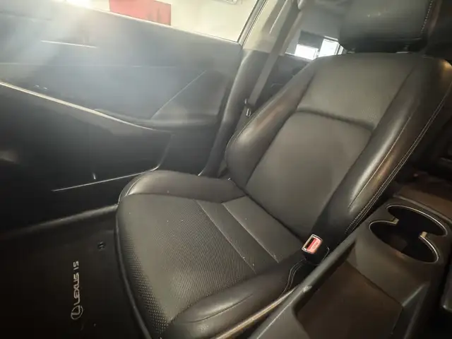 2017 Lexus IS 300 4dr Sdn AWD in Cars & Trucks in Longueuil / South Shore - Image 27