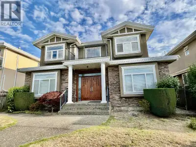 Spacious upper level of a detached house for rent featuring 3 bedrooms, 3 bathrooms, a bright living...