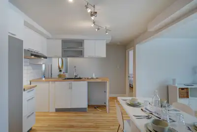 Appartement 5 et demi climatisé avec thermopompe à louer dans un immeuble situé sur l’avenue Claude-...