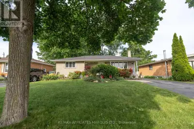 This immaculate, turn-key home is tucked away in a quiet, upscale neighbourhood offering the lifesty...
