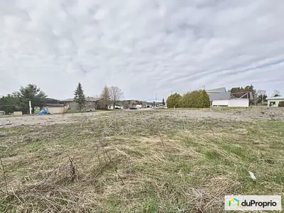 Beau grand terrain de 32 800 pieds carrés, avec tous les services, prêt à construire, zoné commercia...