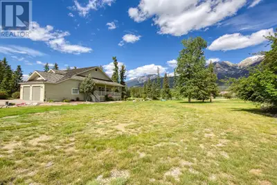 WATERFRONT ROCKY MOUNTAIN VIEW PROPERTY! This lot has it all, perfect quiet location directly on the...