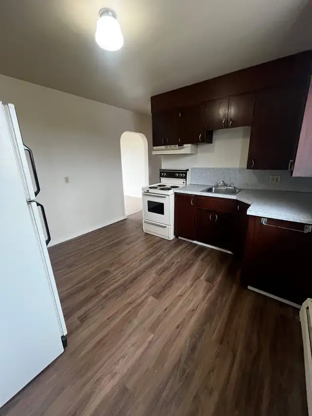 Quiet & Quaint 2 Bedroom Apartment — Steps to River~ in Long Term Rentals in Sarnia - Image 7
