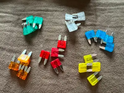 car fuses type mini - 22 pcs Fusibles de voiture type mini 22 pièces 2x 10A 4 x 5A, 15A, 20A, 25A, 3...