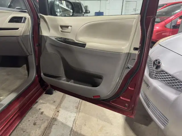 2011 Toyota Sienna LE in Cars & Trucks in City of Montréal - Image 14