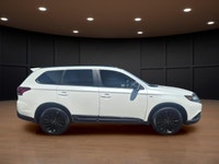 Price includes $1,000 finance credit. Price does not include fees or taxes. Experience the distingui... (image 3)