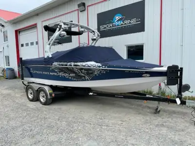 Super Air Nautique 210 2010 Longeur / Length : 21’ Largeur / Beam : 98” Capacité / Capacity : 12 Pas...