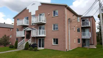 4 1/2 --- Situé tout près du CHUS (rue des Lys) 150$ de rabais par mois jusqu'en juin 2026 avec un b...