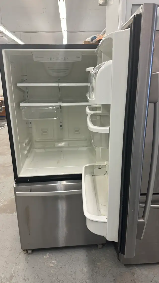 3128- Réfrigérateur Whirlpool congélateur bas Stainless fridge in Refrigerators in City of Montréal - Image 3