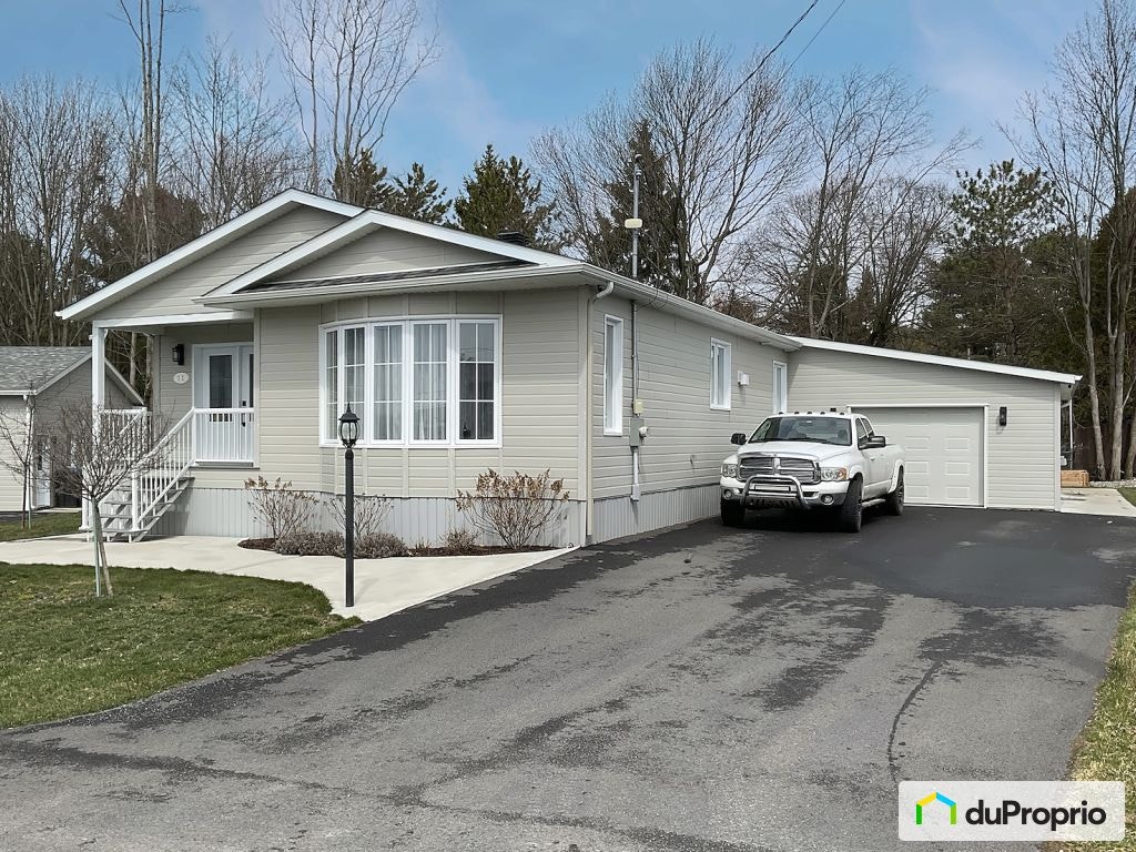 $599,900 - Bungalow for sale in Venise-En-Quebec — photo 1