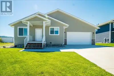 Don’t miss your chance to own the best deal in Grandview Heights! This immaculate 4-bedroom, 3-bathr...