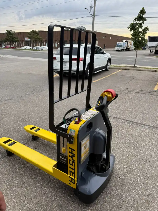 HYSTER WALK BEHIND ELECTRIC WALKIE PALLET JACK ON SALE in Heavy Equipment in Mississauga / Peel Region - Image 4