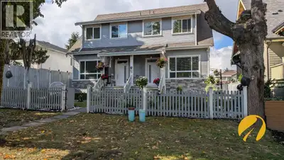 Spacious duplex in unbeatable Renfrew/Collingwood area. Perfect for families, this bright duplex off...